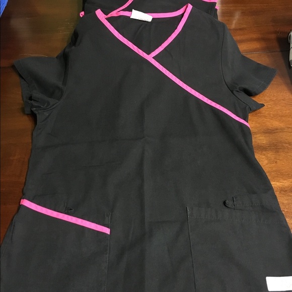 SOLD ⭐️CCO Black Urbane Scrub Top (M) - Picture 3 of 4
